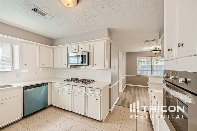 Building Photo - 16527 Pilgrims Cir