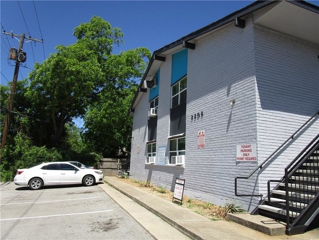 Building Photo - 2206 W Hickory St