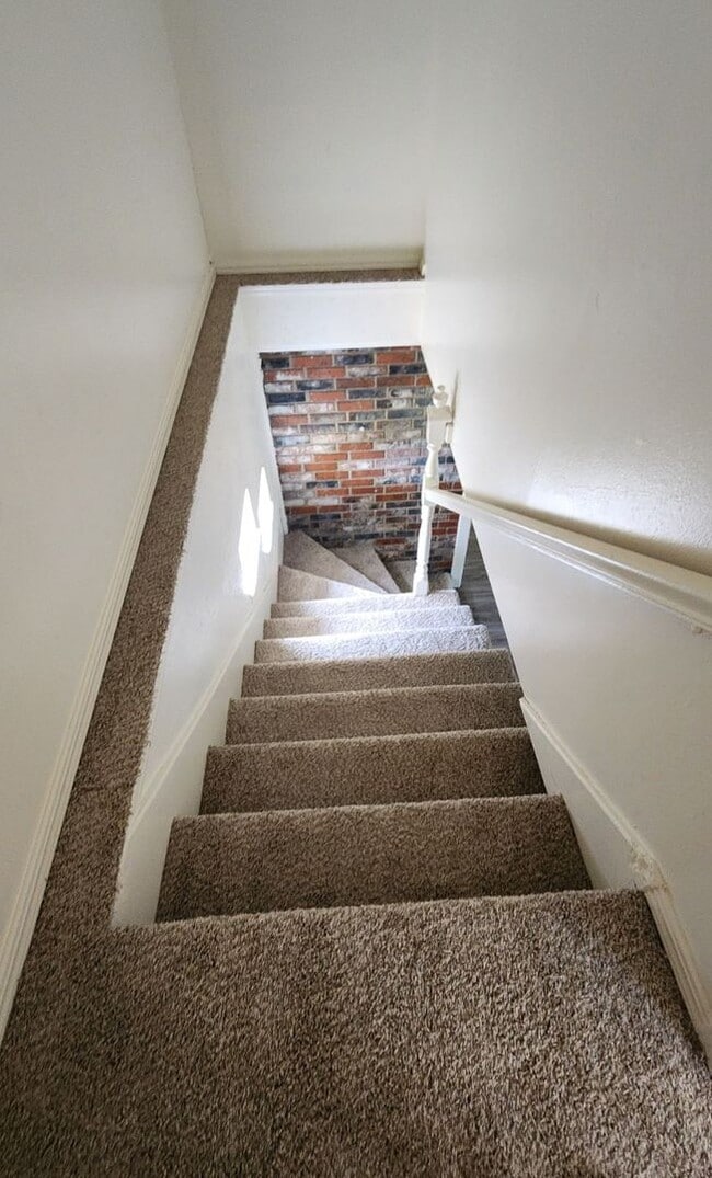 Building Photo - 5 bedroom 2.5 bath - Accepting Housing Vouchers