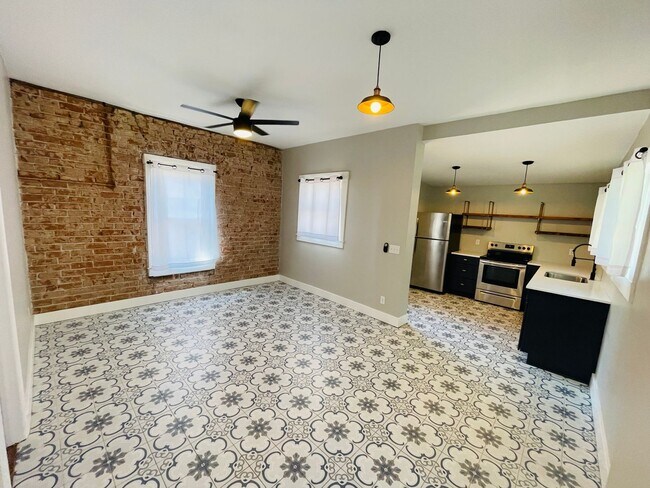 Building Photo - COMING SOON! 1 Bed / 1 Bath Cottage in U o...