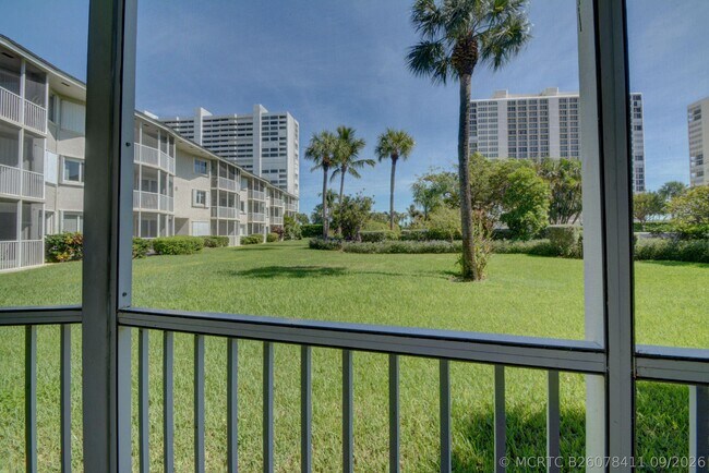 Building Photo - 2730 Banyan Rd