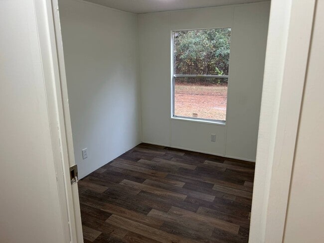 Building Photo - 1525 Thomas Dr