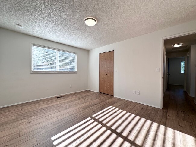 Building Photo - Newly Renovated Single-Family Home in Gresham! 3 Bed/1 Bath w/ Double Car Garage!