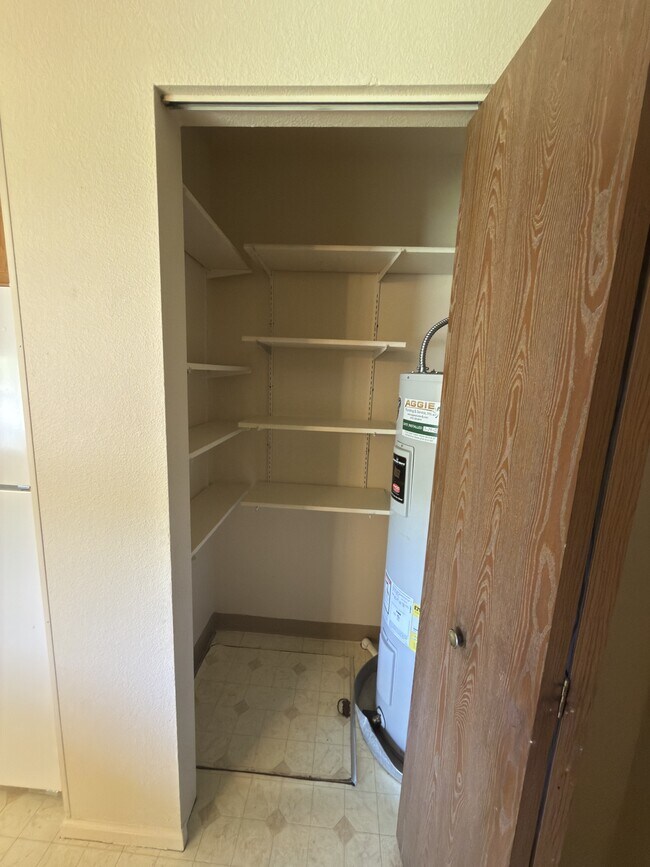 Building Photo - Sagebrush Dr 2718-1