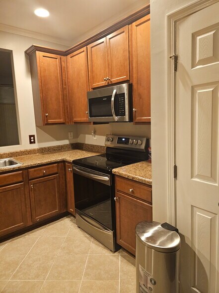 Building Photo - 650 Ganyard Farm Way