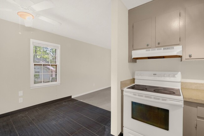Building Photo - Lovely 3 bedroom, 1 1/2 bathroom home in G...