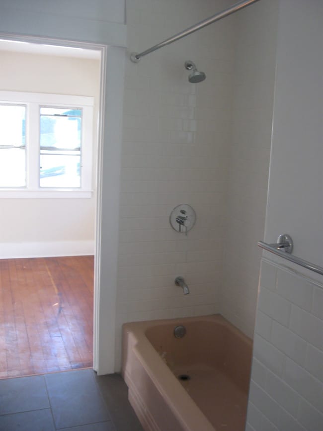 Bath 1 - 6067 Roy St