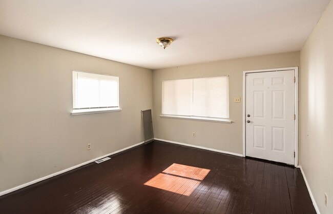 Building Photo - Lovely 3 Bedroom 1 Bathroom Home