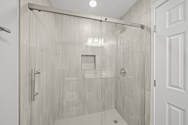 Building Photo - 2201 Fountain View Dr