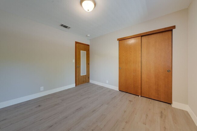 Building Photo - Bright and Stylish 4BD/2BA Home with 3 Car...