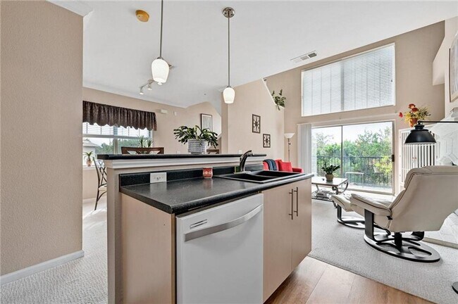 Building Photo - RARE FIND ALICANTE CONDOMINIUMS - 3 BEDROOMS / 3 BATHROOMS