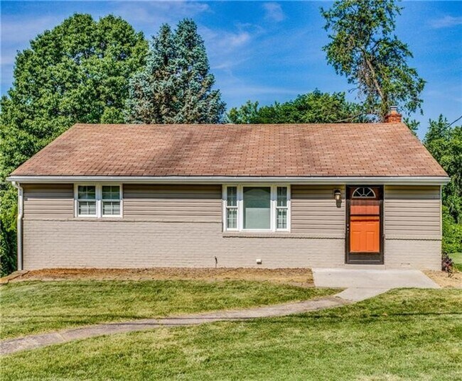 Building Photo - Beautiful 3 Bed / 1.5 Bath with Garage and Large Yard - Available May!!