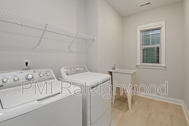 Building Photo - 304 Canyon Spring Trl