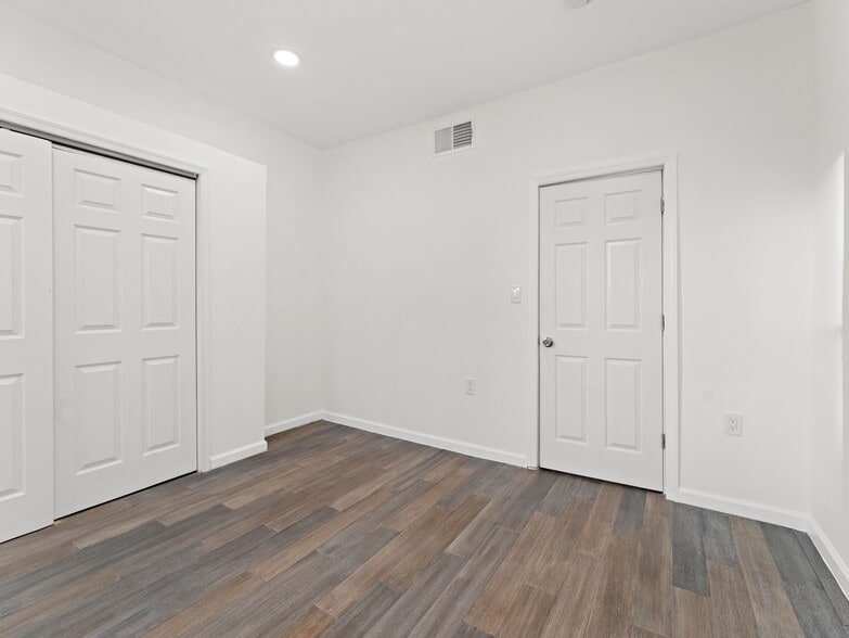 Building Photo - 2443 Nicholas St