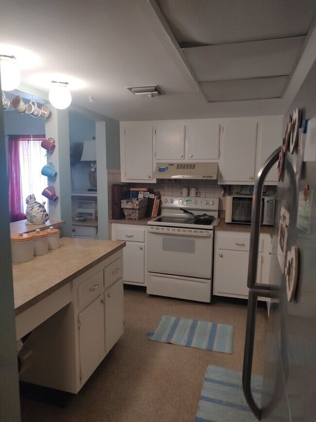 Building Photo - "$200 move in special! Charming 1-Bedroom ...