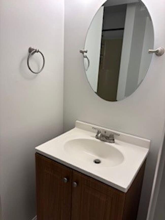 Building Photo - Large End Unit Townhome near Downtown Annapolis and Navy Stadium!