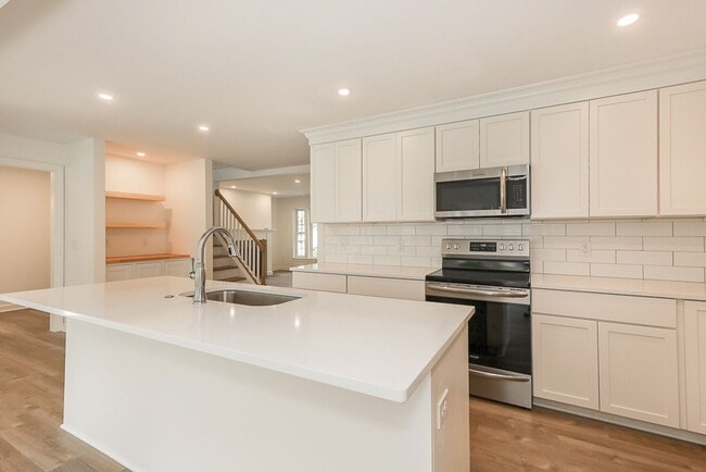 Building Photo - Four bedrooms/2.5 Baths Newly Remodeled Bay Village Home!