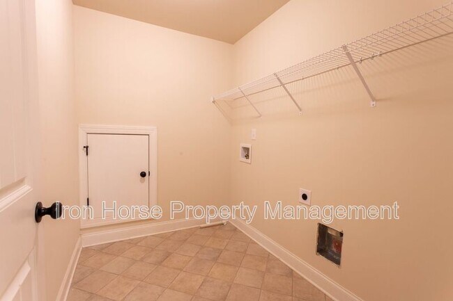 Building Photo - 232 Towns Walk Dr