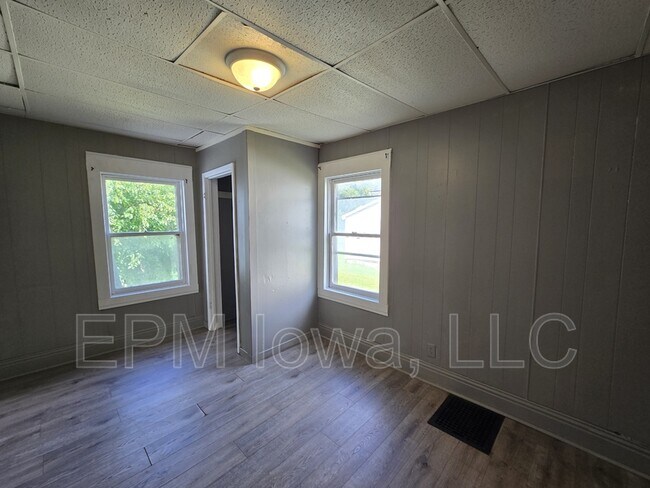 Building Photo - 211 Manson St