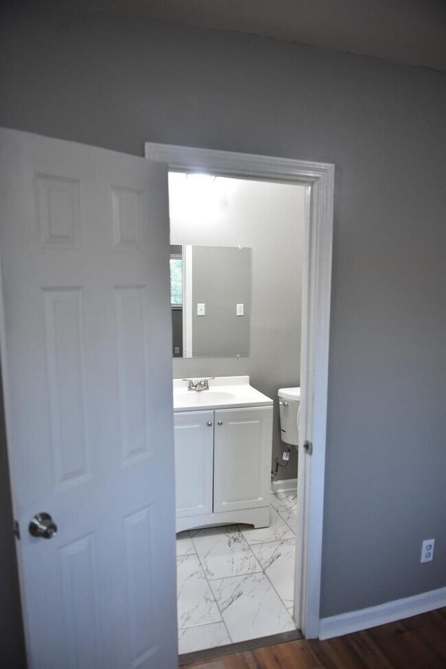 Building Photo - Renovated 3BR 2 Bath