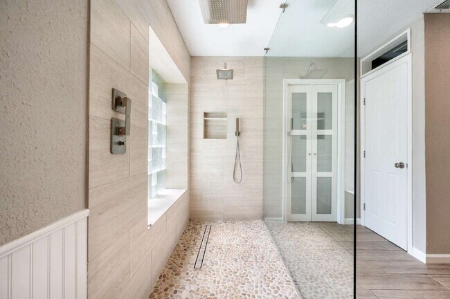 Building Photo - "Beautifully updated 3-Bed 2-Bath home Wit...