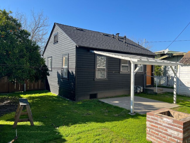 Building Photo - Cozy Little Home