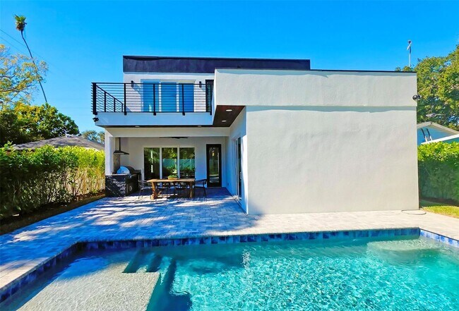 Building Photo - Bold Sarasota Bay Luxury Custom Home, 5 beds/4 baths, Private pool.