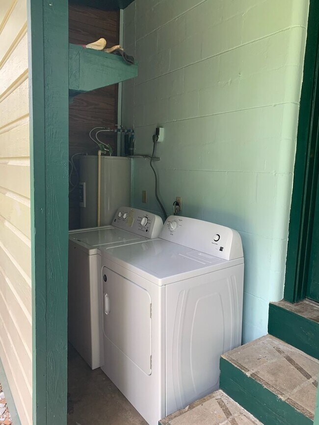 Building Photo - Three Bedroom 1.5 Bath Home in Great Location in NW Orman Leigh Estates