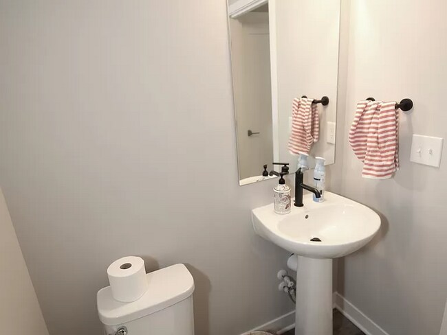 Building Photo - Charming 4 beds 3 baths in Powell!