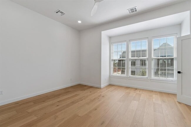 Building Photo - 18821 Selah Wy