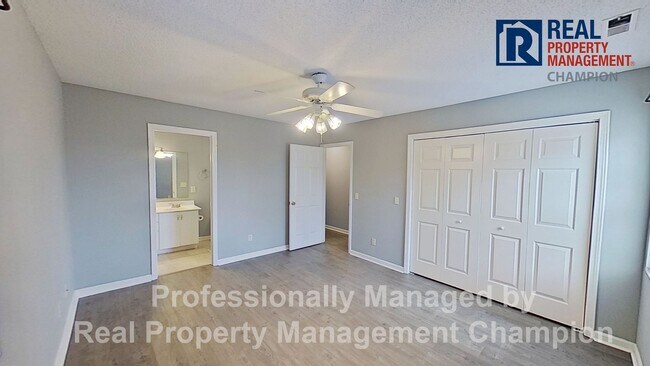 Building Photo - 3 BD/2 BA Upper Unit Condo in Hawthorne Pa...