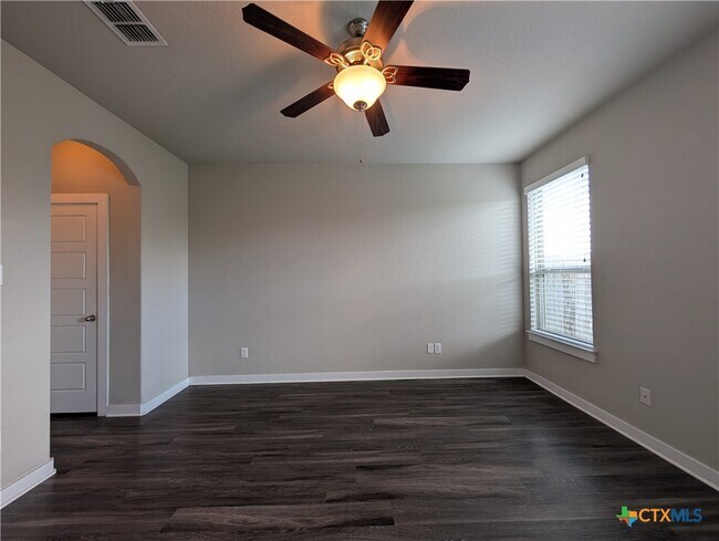 Building Photo - 549 Creekside Frst