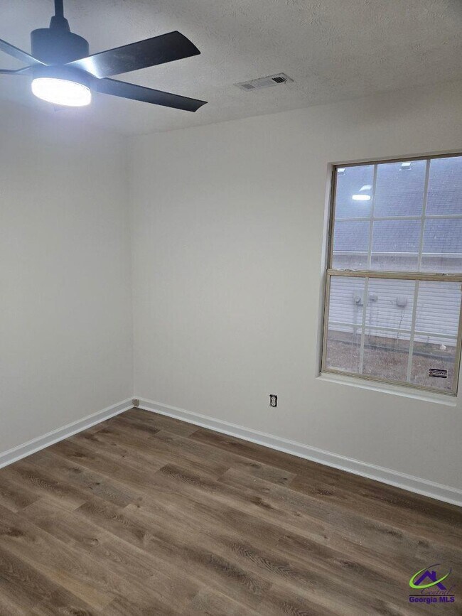 Building Photo - 4685 Pine Valley Dr