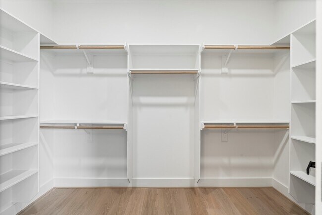 Building Photo - 4110 Cortlandt St