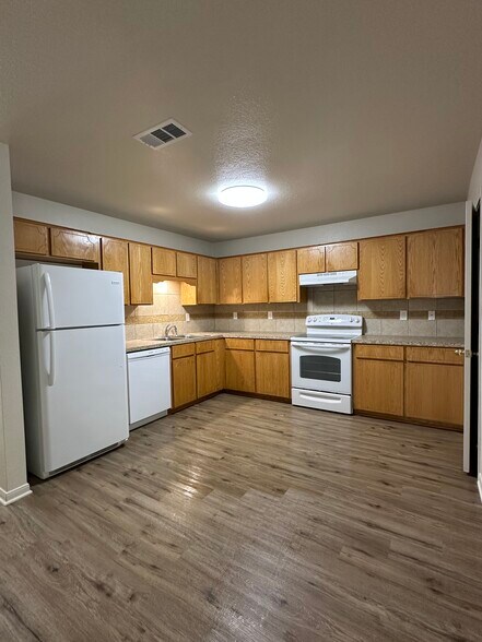 Building Photo - 401 Topeka Ct