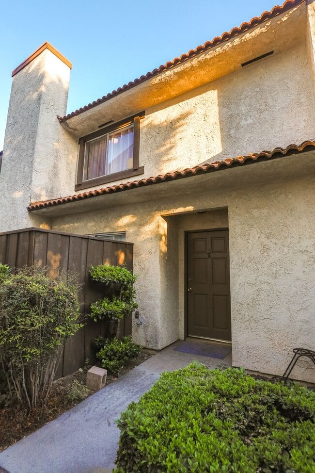 Building Photo - SPECIAL 2 WEEKS OFF! 2 BED 1.5 BATH TOWN S...