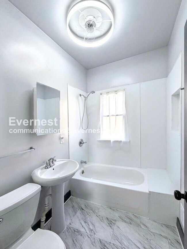 Building Photo - 6073 Linwood St