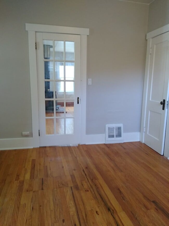 Building Photo - DU Charming 1920's Bungalow 2 Beds 1 Bath  Available Now