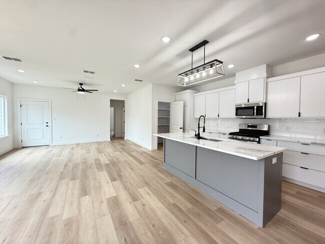 Building Photo - 2102 Norwich Ave