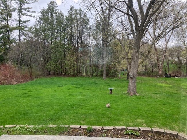 Building Photo - Spacious 4 bedroom, 2.5 Bath Two Story Home