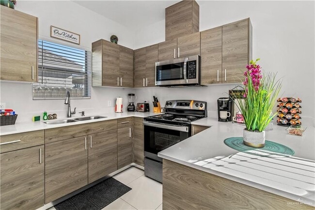 Building Photo - 12 Nightingale Ave