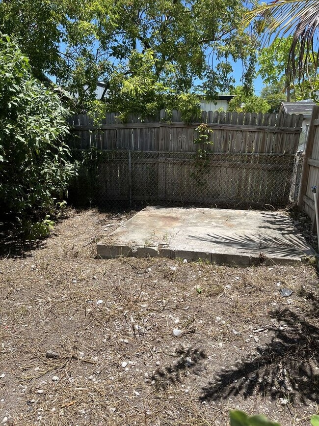 Building Photo - Rear Unit of Cottage on Stock Island in Qu...