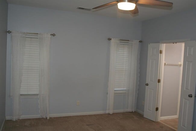 Building Photo - 1124 Island Pl E