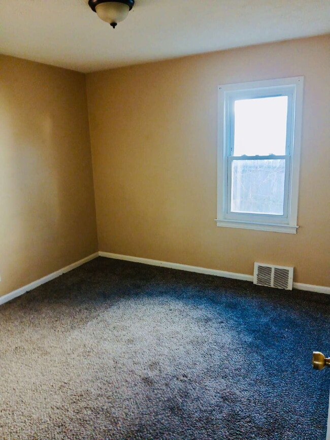 Building Photo - 21465 Syracuse Ave