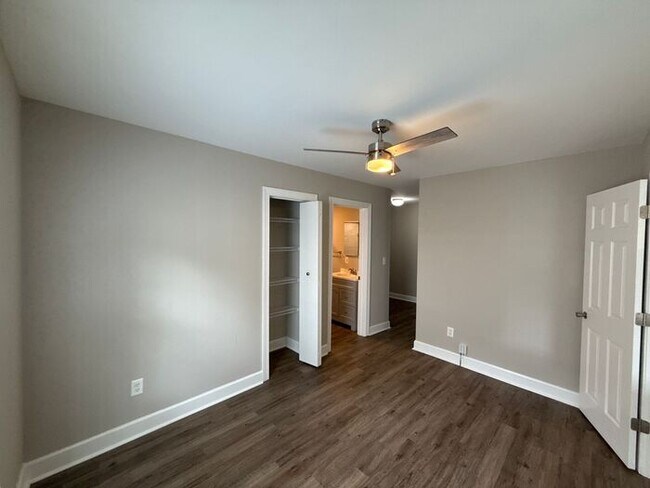 Building Photo - Condo in Wesley Heights!