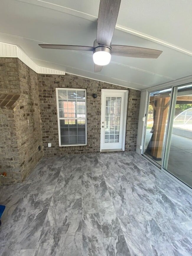 Building Photo - 4 Bedroom! Private Pool!