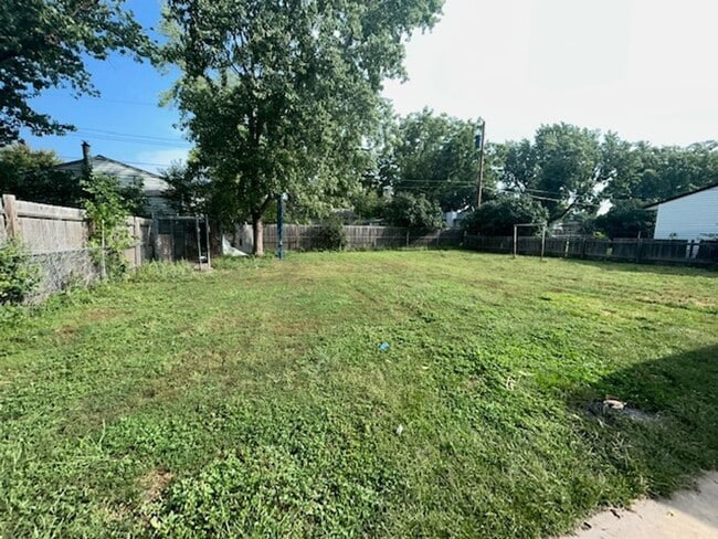 Building Photo - Nice west side Home.3+ bedroom with a cozy backyard