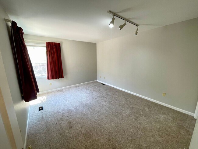 Building Photo - Beautifully Updated 3-Bed, 3-Bath Townhome...
