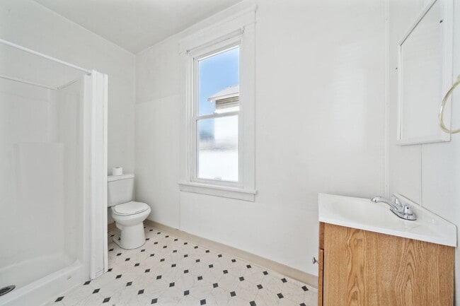 Building Photo - Stunning 3 Bedroom home in Greensburg Avai...