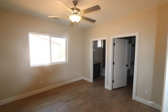 Building Photo - 397 W Willow Dr
